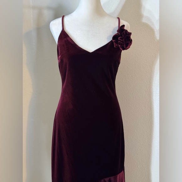 Steve Madden Women's Lucille Velvet Rosette Midi Red Wine Dress - Picture 5 of 6